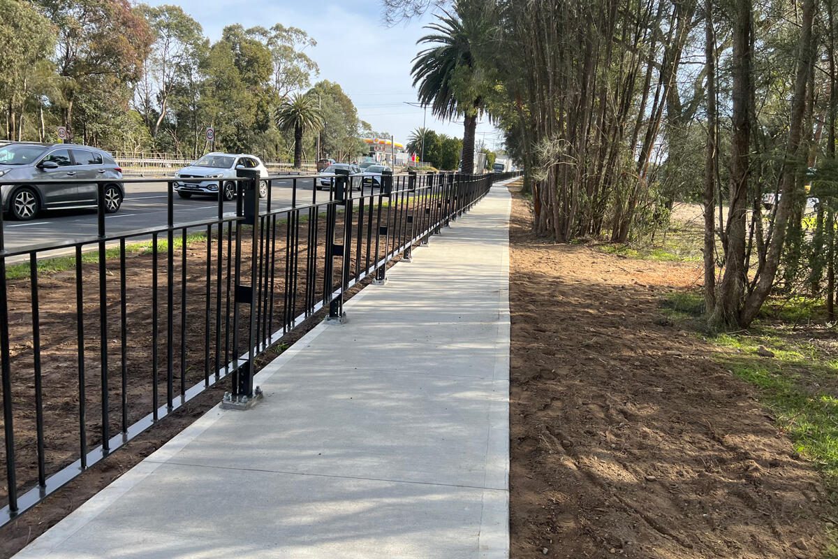 Street-Guard® TfNSW RMS pedestrian fencing installed along the Great Western Highway at Blaxland to improve pedestrian safety.